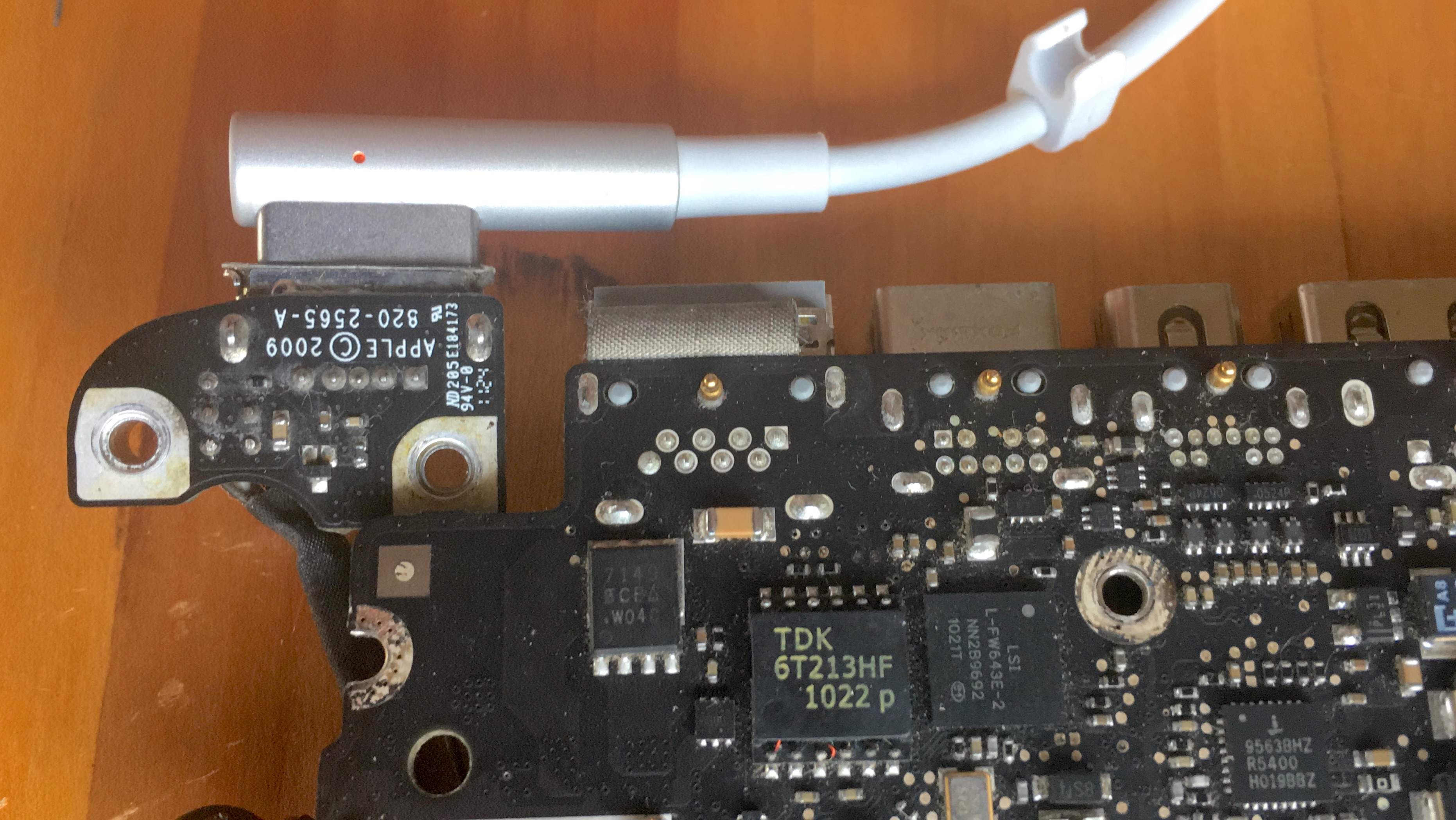 MagSafe-DC-Board-Cargando-Placa-Desmontada